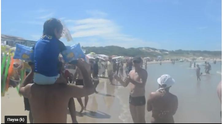 Маленькая девочка заблудилась на пляже: отдыхающие придумали, как ей помочь найти маму