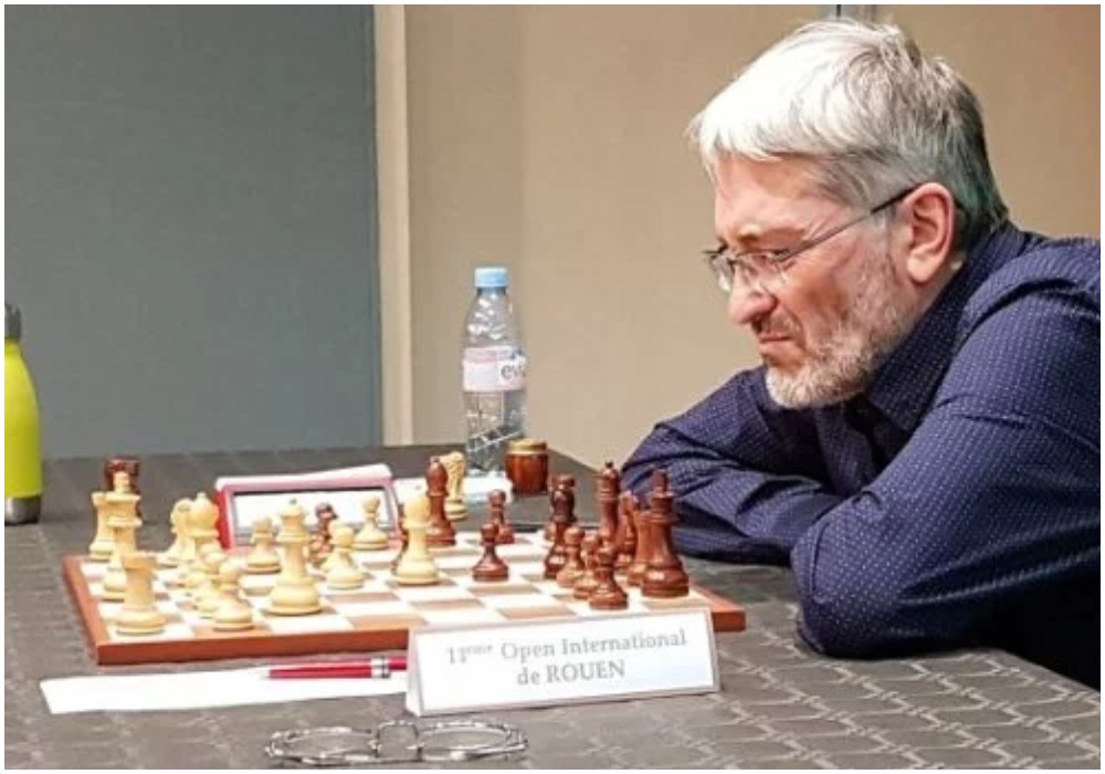 Флеш-гроссмейстер: 58-летнего Игоря Раусиса поймали с шахматным приложением во время матча