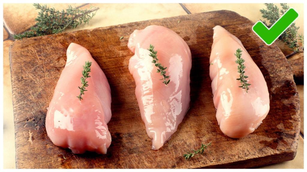 Белые полоски на курином филе: что они собой представляют и можно ли есть такое мясо