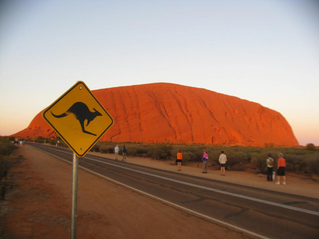 Ей 680 миллионов лет: в Австралии закрывают оранжевую скалу Улуру, и туристы спешат побывать на ней, создавая всем проблемы