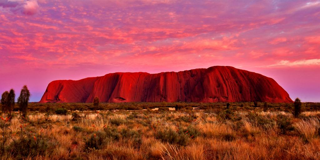 Ей 680 миллионов лет: в Австралии закрывают оранжевую скалу Улуру, и туристы спешат побывать на ней, создавая всем проблемы