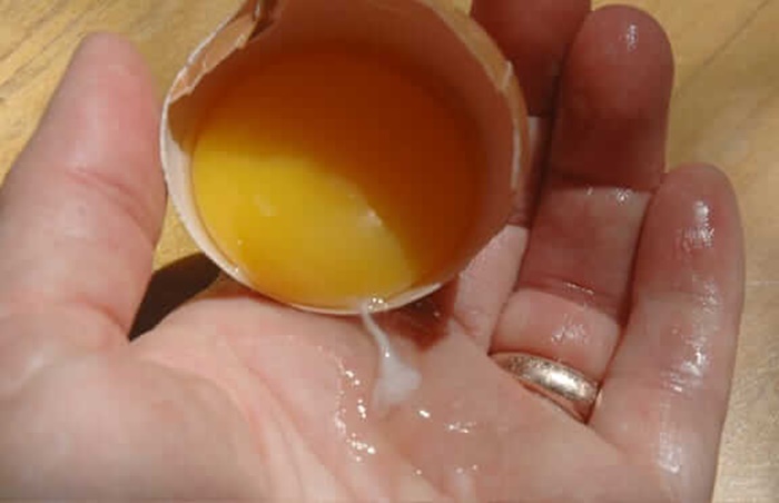Всегда с брезгливостью удаляла "белую штуку" в яйце. Недавно узнала, что ее наличие свидетельствует о качестве яиц