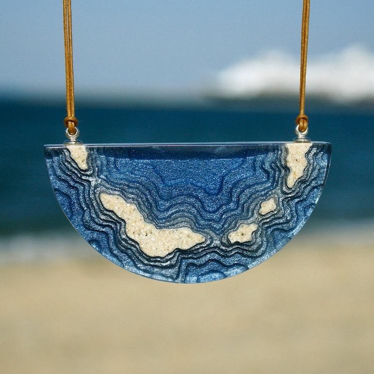 Красота океанских пейзажей: дизайнер создает фантастические украшения из песка и смолы