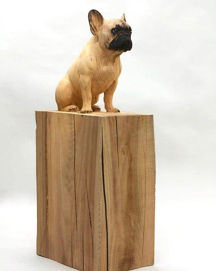 Художник вырезает невероятно реалистичные скульптуры домашних животных из массивных стволов деревьев