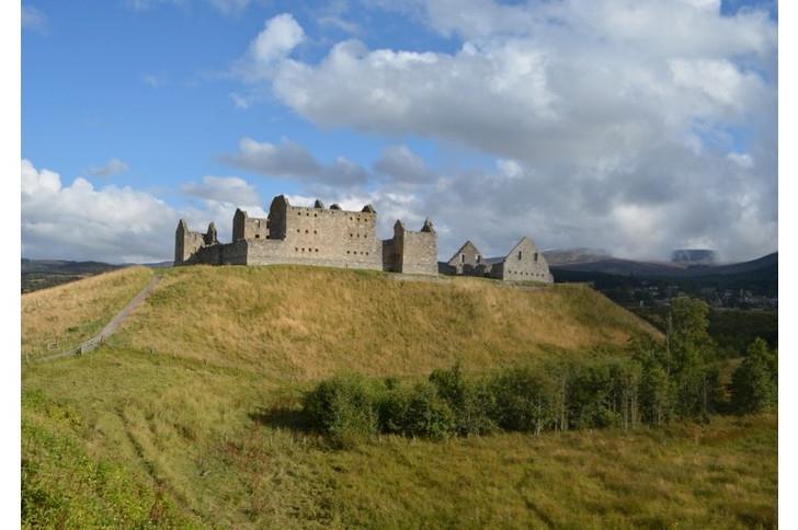 На туманном Альбионе неспокойно: 8 мистических замков и руин Великобритании, которые стоит посетить туристам