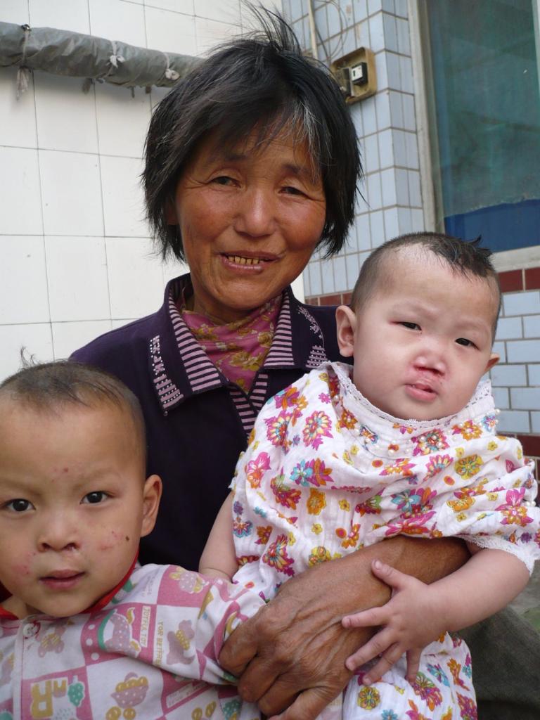 Китаянка недосыпала и недоедала ради приемных детей: за 47 лет она воспитала 45 малышей