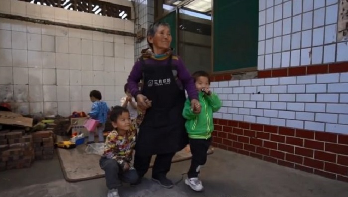 Китаянка недосыпала и недоедала ради приемных детей: за 47 лет она воспитала 45 малышей