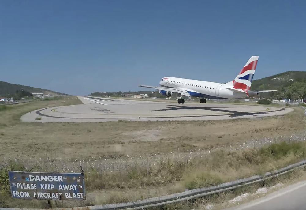 Любителям острых ощущений: тысячи туристов приезжают в Скиатос, чтобы посмотреть низкую посадку авиалайнеров