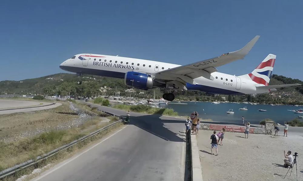Любителям острых ощущений: тысячи туристов приезжают в Скиатос, чтобы посмотреть низкую посадку авиалайнеров