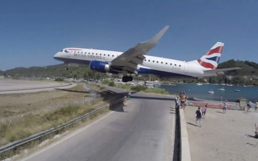 Дух захватывает: греческий аэропорт имеет необычную взлетно-посадочную полосу, чем пользуются любители селфи