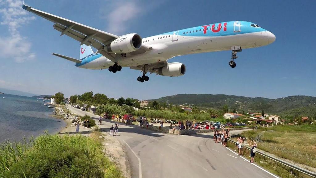 Дух захватывает: греческий аэропорт имеет необычную взлетно-посадочную полосу, чем пользуются любители селфи