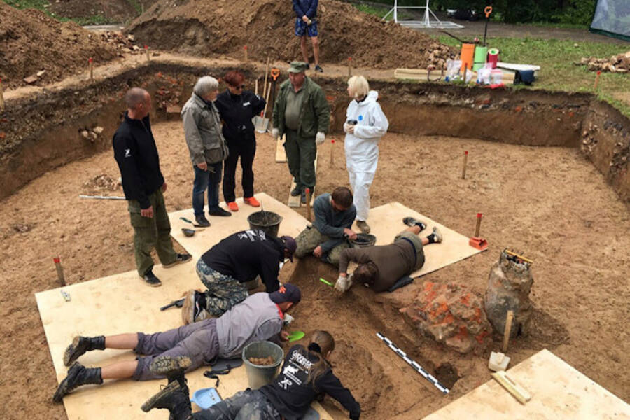 В Смоленске археологи обнаружили могилу одного из приближенных генералов Наполеона, погребенного 200 лет назад