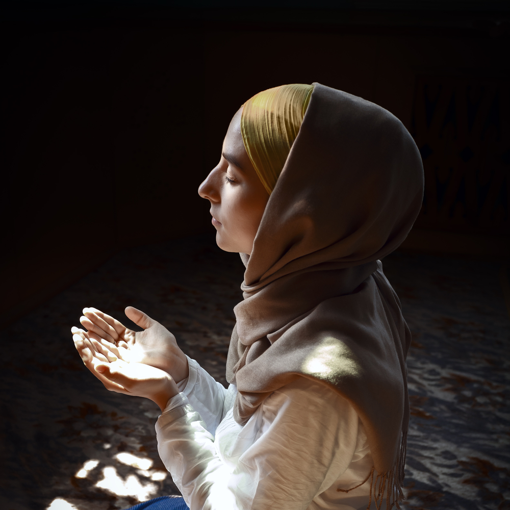 молящаяся мусульманская девушка