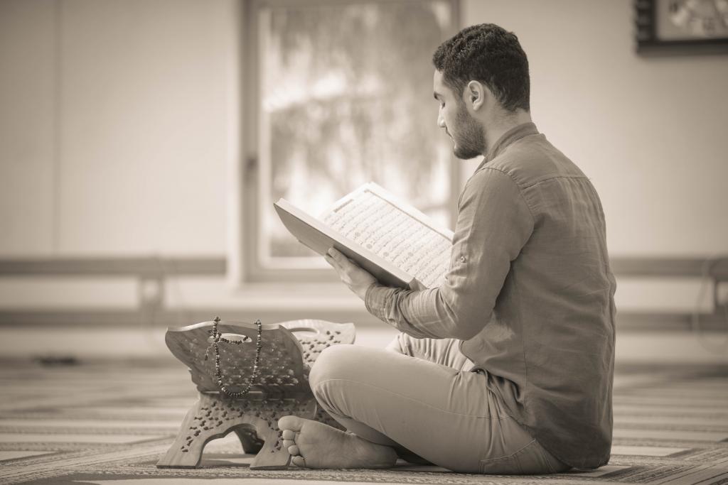 мусульманин, читающий Коран