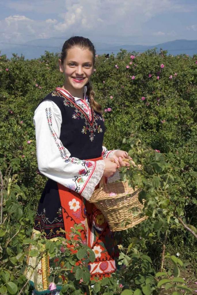 девочка в болгарском костюме