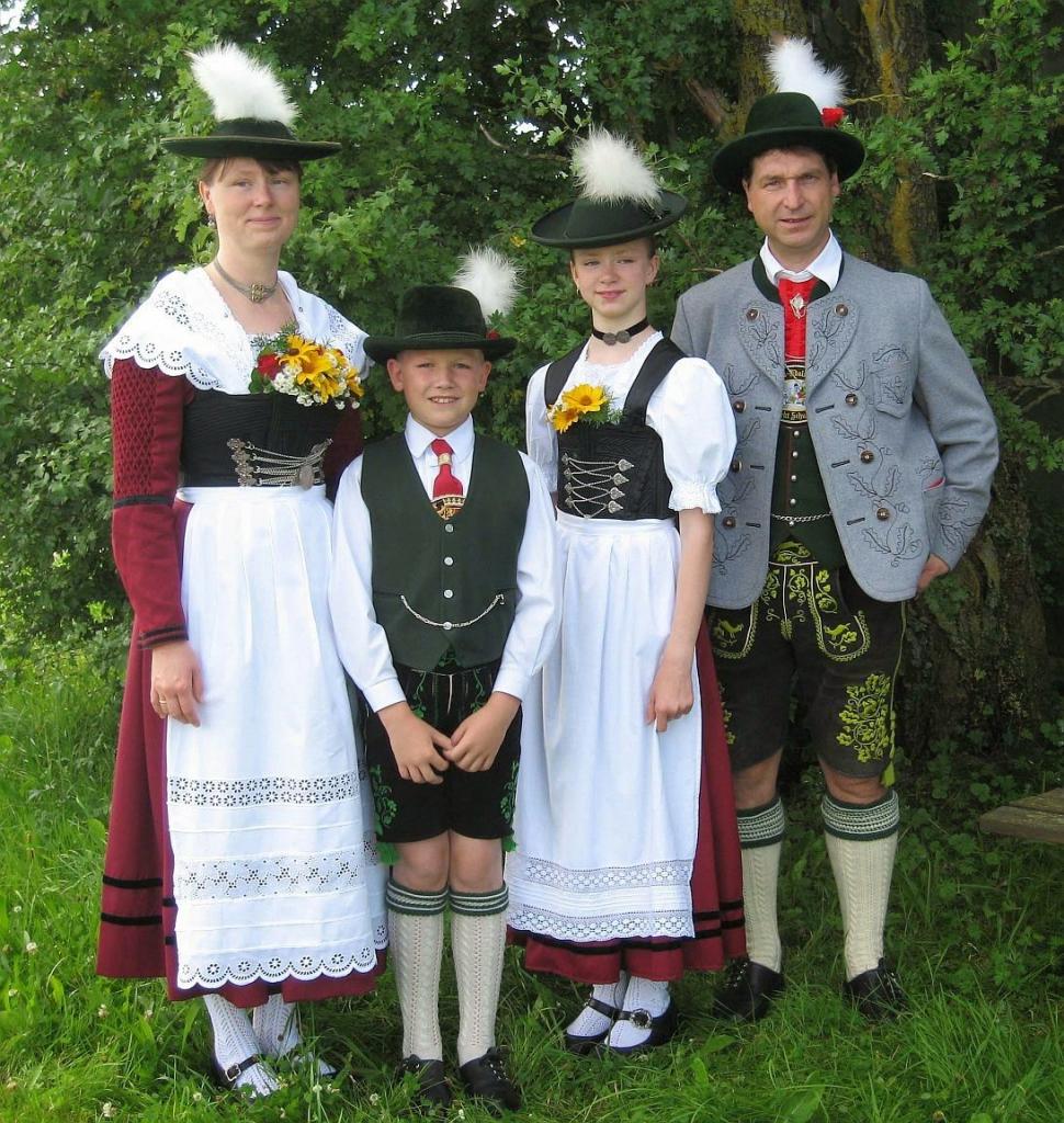 австрийцы в национальной одежде