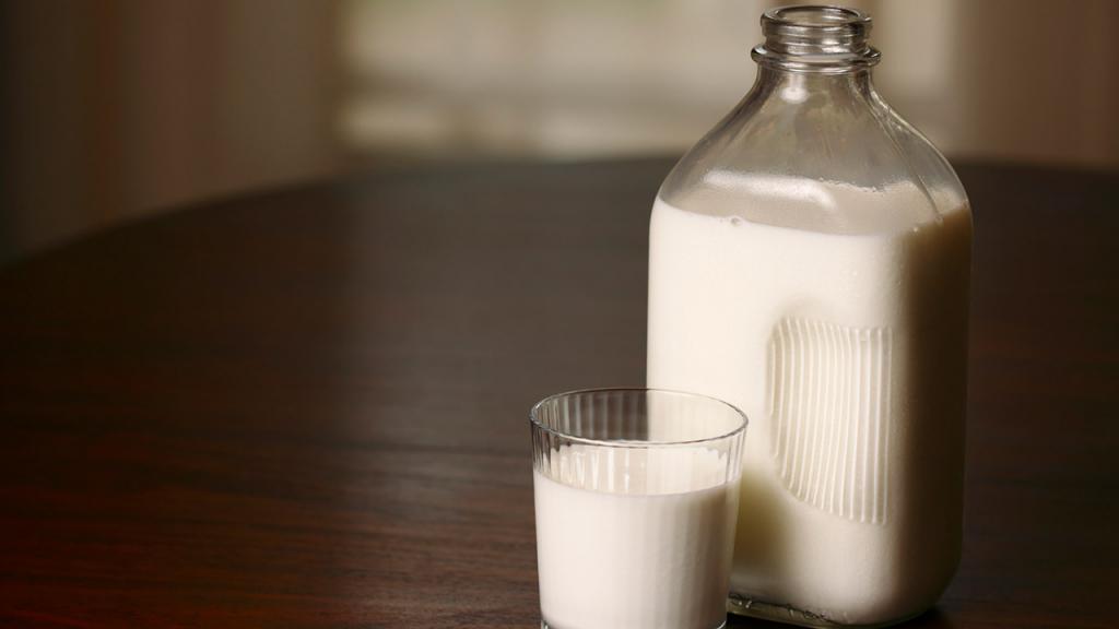молоко на столе