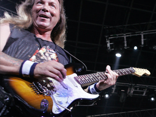 Гитарист Iron Maiden