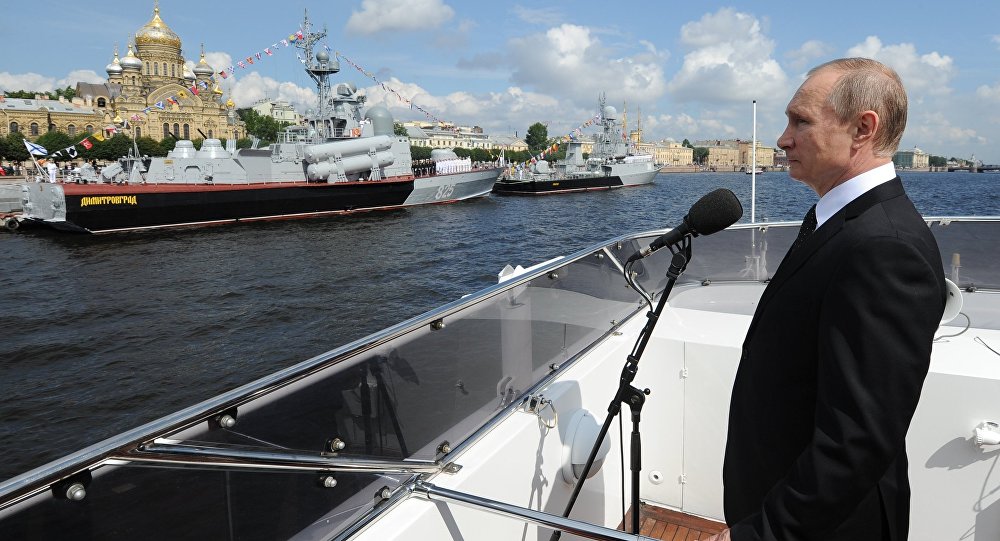 Путин принимает морской парад