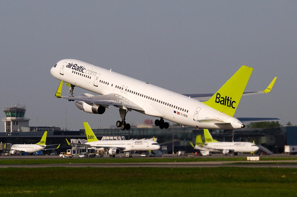 самолет авиакомпании airbaltic