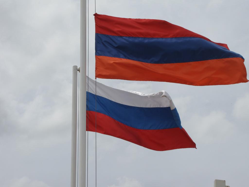 российский и армянский флаги