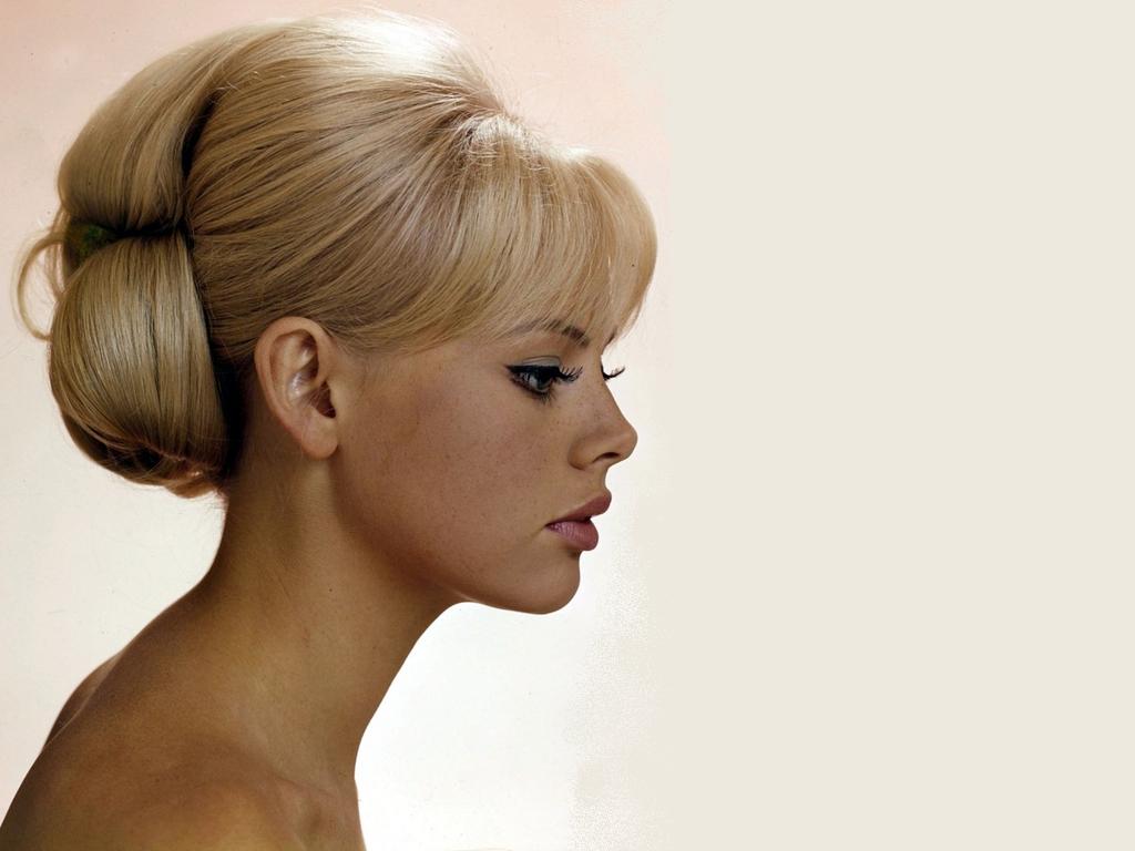 Прически 60-х годов: узнаваемый стиль, схема стрижки, форма и способ укладки, применение аксессуаров для волос и модные цвета для окрашивания
