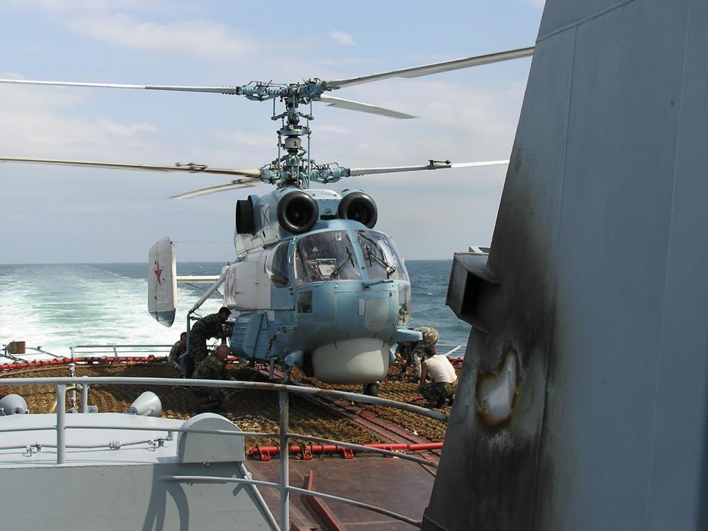 Вертолет на палубе корабля