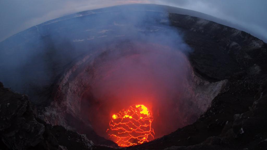 Расплавленная магма в жерле вулкана