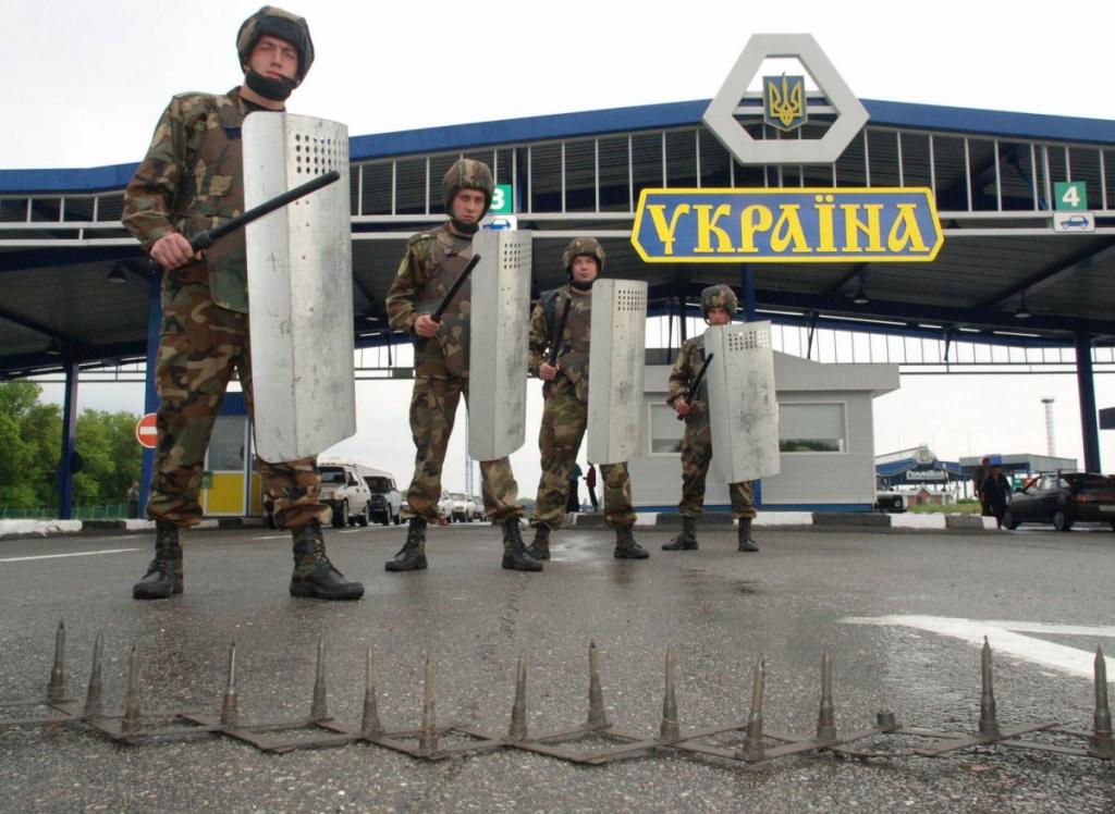 Украинские пограничники на украино-российской границе