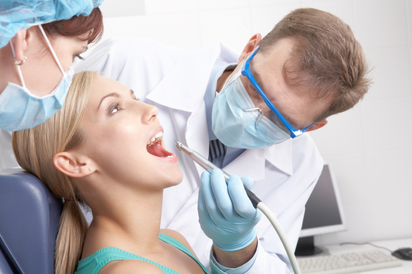 Стоматологи лечат зубы
