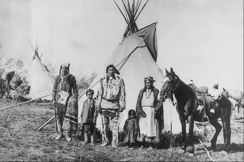 Индейцы около своего жилища