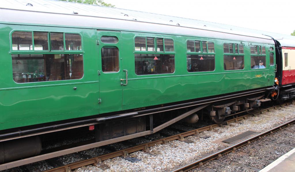 Зеленый вагон поезда
