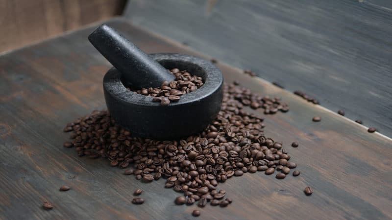 Как перемолоть кофе без кофемолки в домашних условиях?