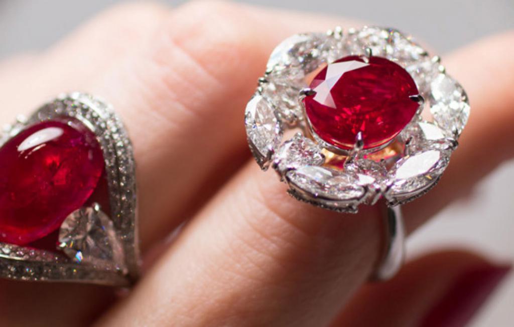 Перстень из брильянтов и рубина.