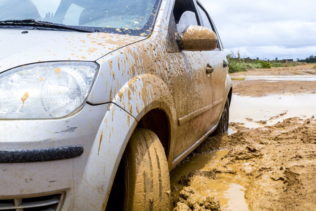 Как вытащить машину из грязи одному: способы и полезные советы