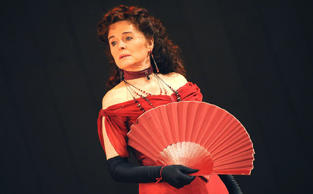 Актриса на сцене театра
