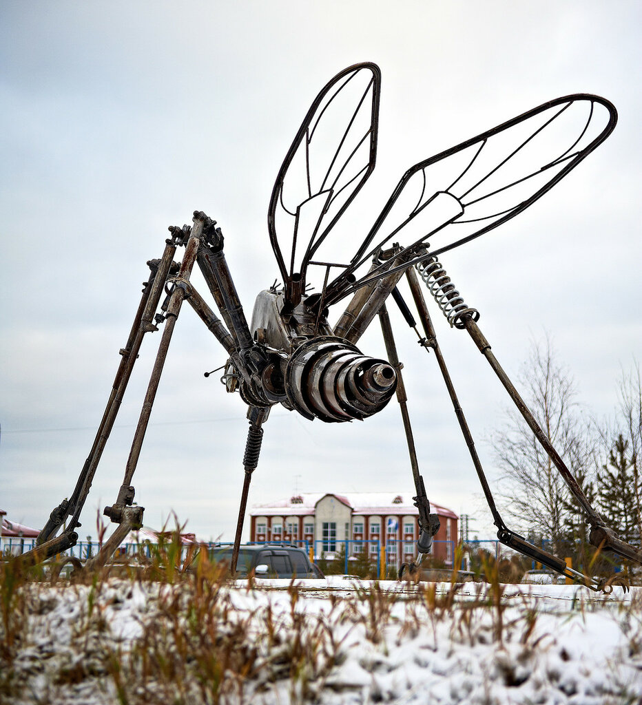 гигантский комар-памятник в Ноябрьске