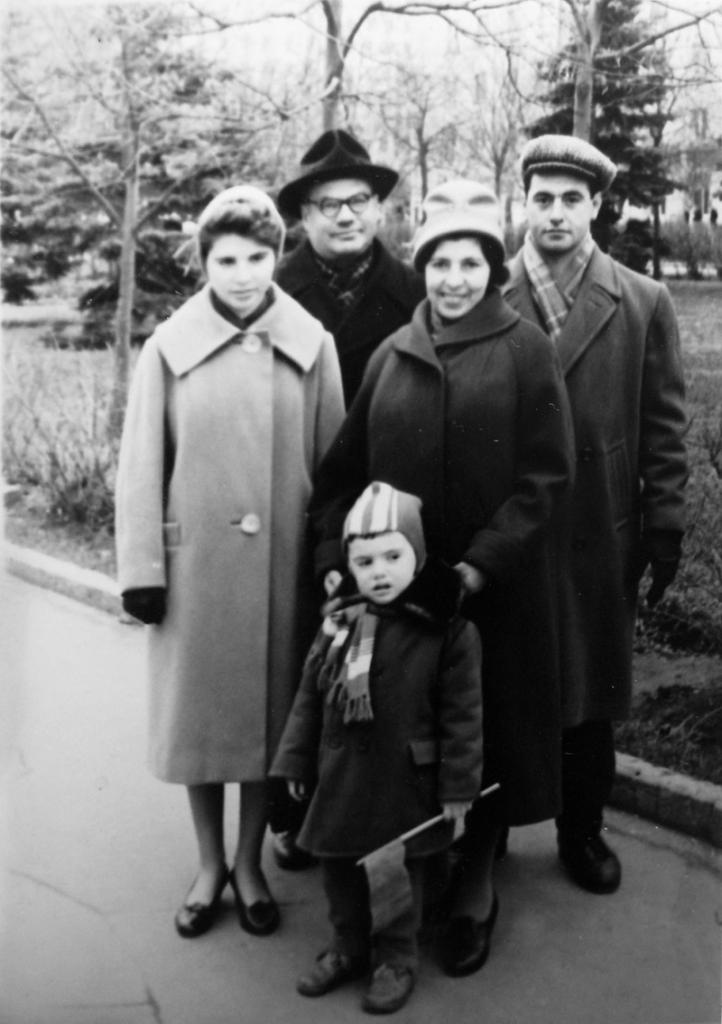 Марк и Евгения Лейкины, их дочь Ирина, муж Невзлин Борис и внук Леонид, Москва, СССР, 1960-е годы
