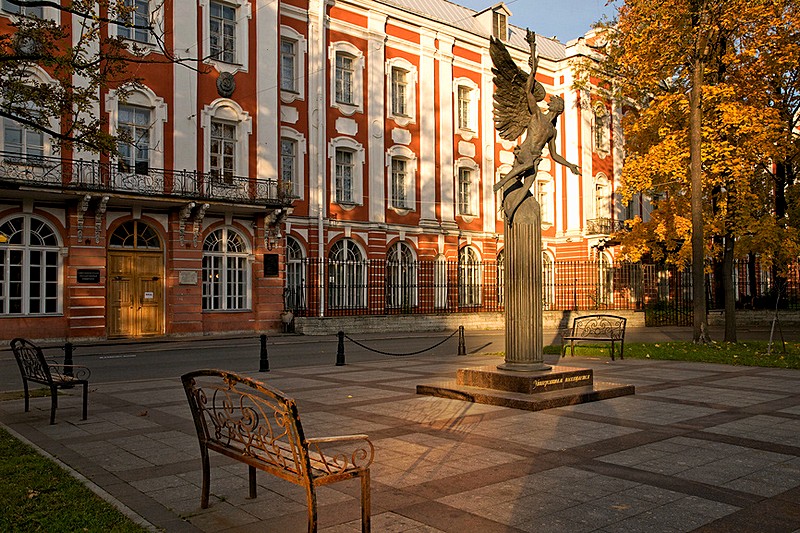 Памятник Универсанту в лучах света