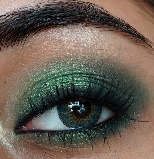 макияж для каре зеленых глаз