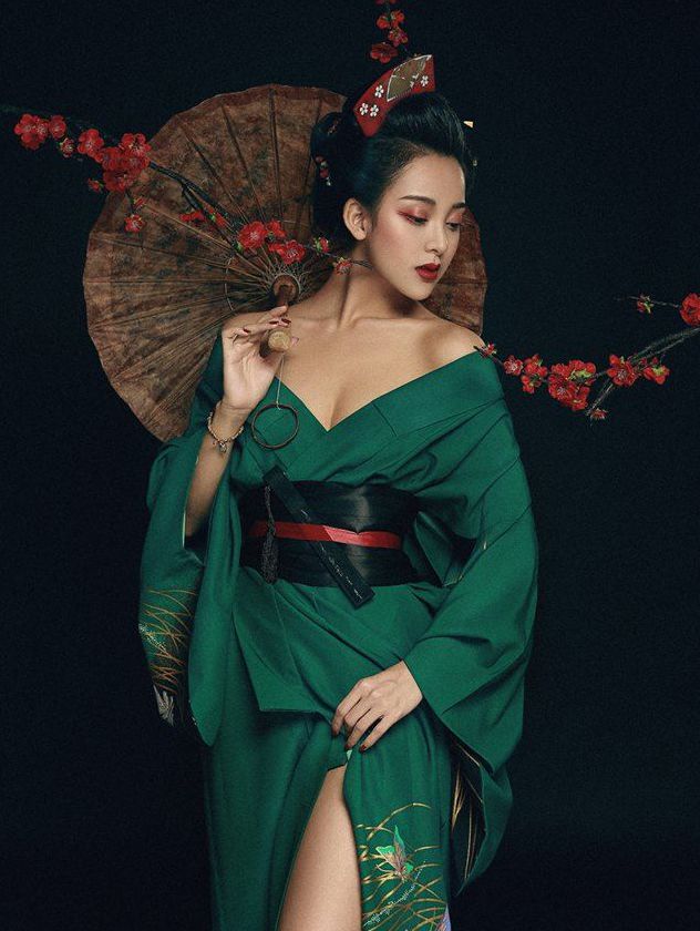 Графиня в образе гейши