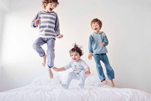 Дети прыгают на кровате