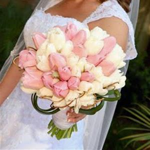 букет из белых и розовых тюльпанов