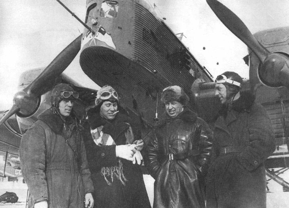 Экипаж Н-166 перед отлетом