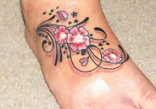 цветок тату на ноге