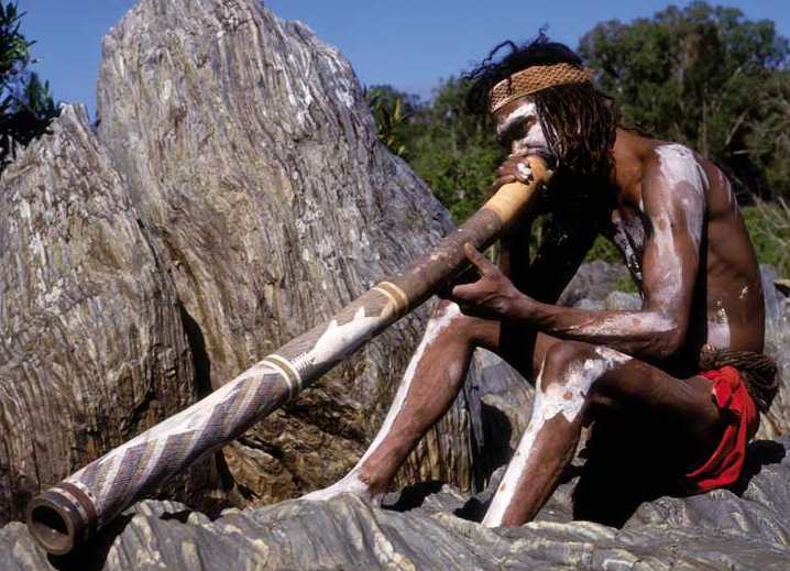 абориген играет на йедаки