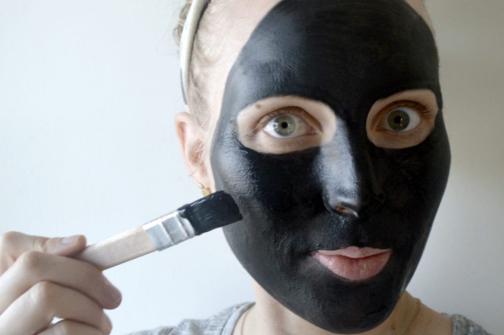 Домашняя черная маска