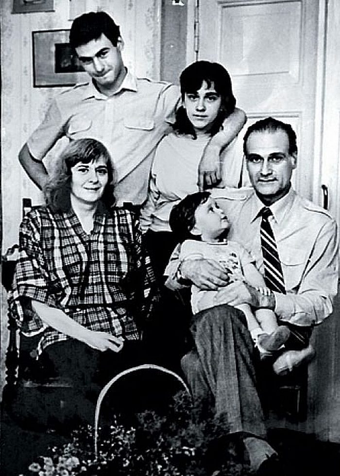 Кахи Кавсадзе с женой, детьми и внуком Иракли