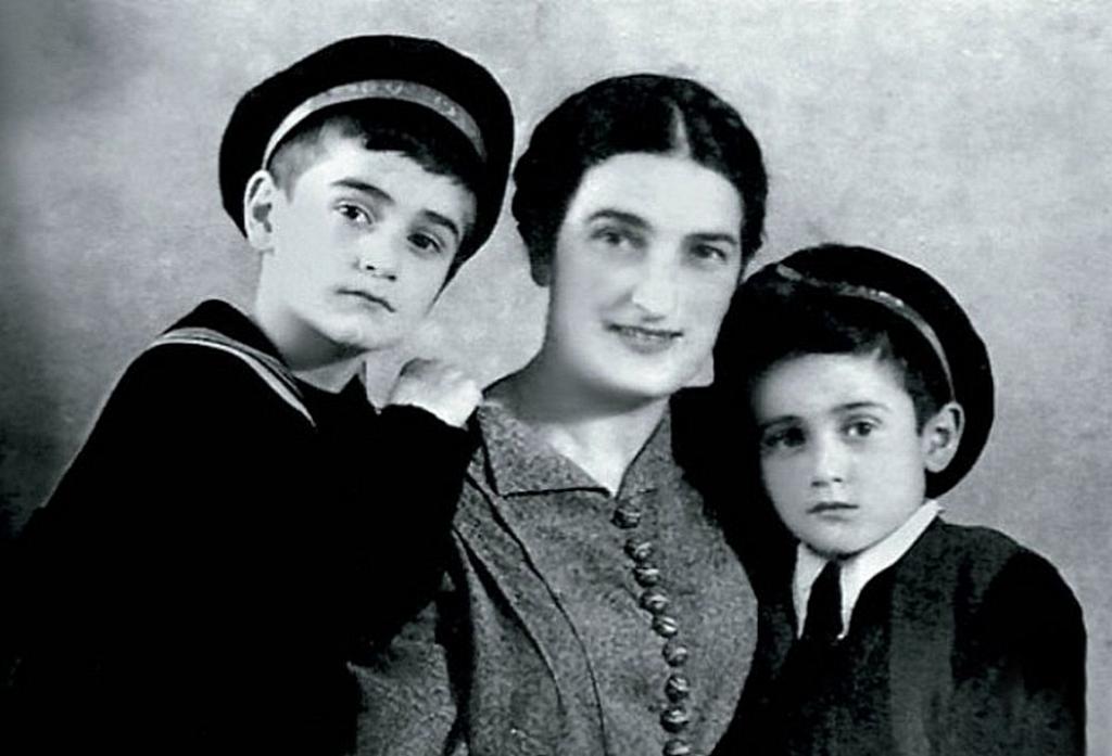 Кахи Кавсадзе с младшим братом Имери и мамой