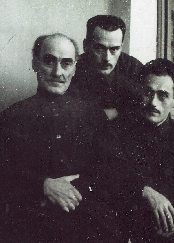 Дед актера, Сандро Кавсадзе, с сыновьями - Давидом (отцом Кахи) и Гиушей (дядей)